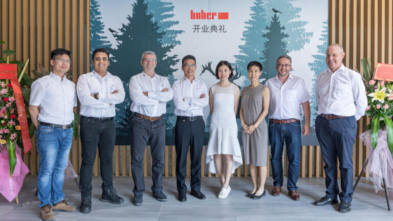 From left to right: Jacob Liu, Huber China Service, Anshit Sood, Regional Technical Sales Manager, Kenneth MacKenzie, Int. Sales Manager, Kevin Xie Huber China CEO, Echo Li, Huber China Office, Ella Huang, Huber China Office, Daniel Huber,  Huber AG Chairman and Kenny Gregson, Customer Support Manager.